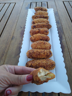 Una foto de Croquetas de queso de cabra y cebolla caramelizada