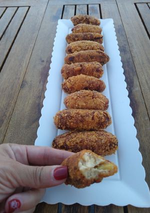 Una foto de Croquetas de queso de cabra y cebolla caramelizada