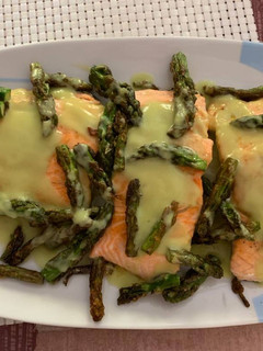 Una foto de Crema de calabacín y espárragos verdes en Thermomix y salmón asado