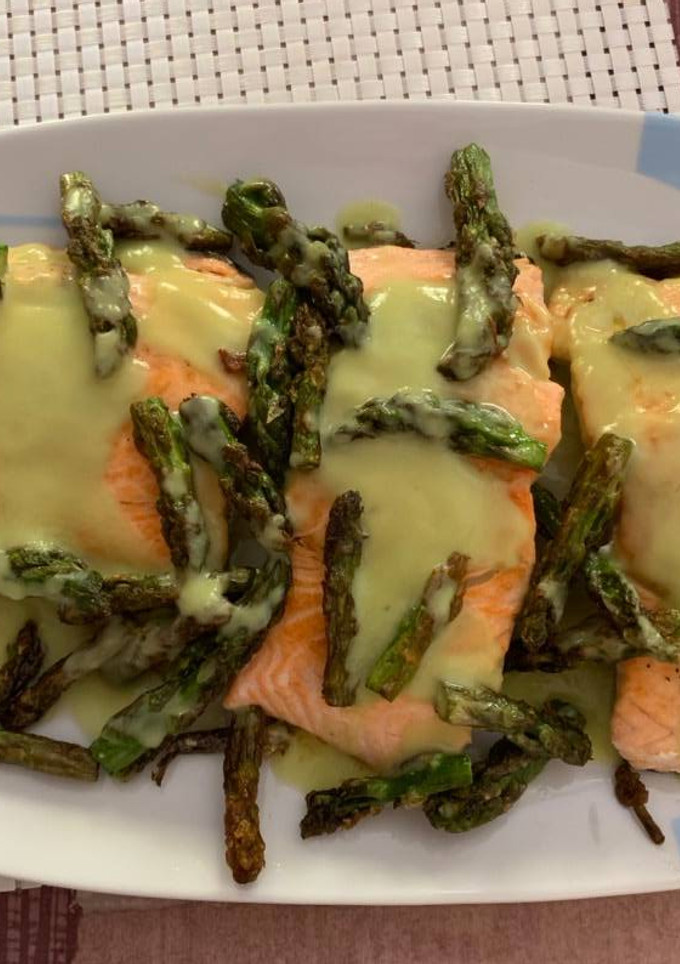 Una foto de Crema de calabacín y espárragos verdes en Thermomix y salmón asado