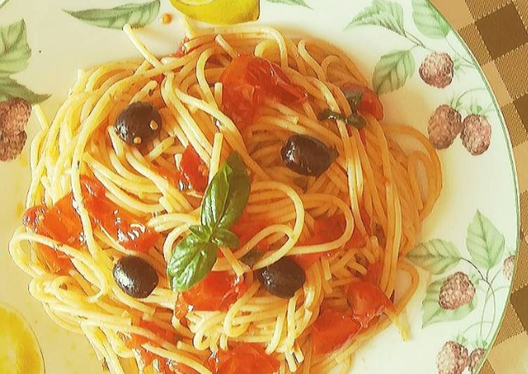 Spaghetti con pomodorini freschi e olive