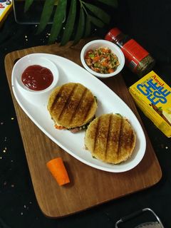 ग्रील्ड पिज़्ज़ा सैंडविच (Grilled Pizza Sandwich Recipe in Hindi) रेसिपी मुख्य फोटो