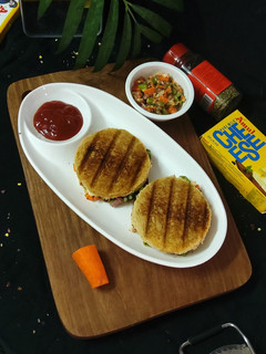 ग्रील्ड पिज़्ज़ा सैंडविच (Grilled Pizza Sandwich Recipe in Hindi) रेसिपी मुख्य फोटो