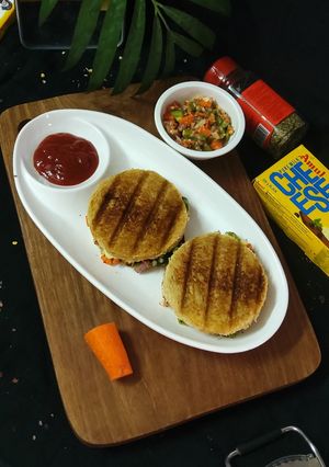 ग्रील्ड पिज़्ज़ा सैंडविच (Grilled Pizza Sandwich Recipe in Hindi) रेसिपी मुख्य फोटो