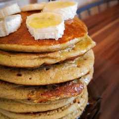 O poză a rețetei Pancakes sănătoase și ușor de făcut cu banană și ovăz.