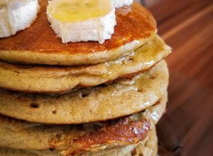 O poză a rețetei Pancakes sănătoase și ușor de făcut cu banană și ovăz.