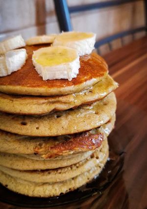 O poză a rețetei Pancakes sănătoase și ușor de făcut cu banană și ovăz.