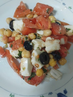 Una foto de Ensalada 🥗 de garbanzos tipo Caprese