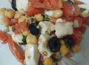 Foto principal de Ensalada 🥗 de garbanzos tipo Caprese