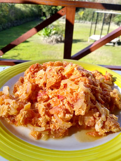 Una foto de Revuelto de tomate y cebolla