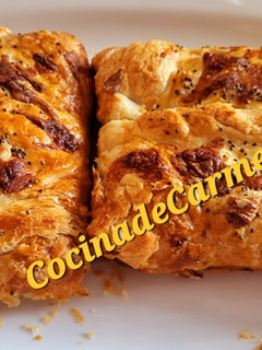 Una foto de Hojaldres de champiñones, atún huevo queso aceitunas