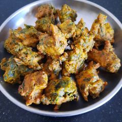 A picture of Palak methi pakoda.