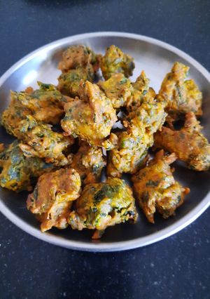 A picture of Palak methi pakoda.