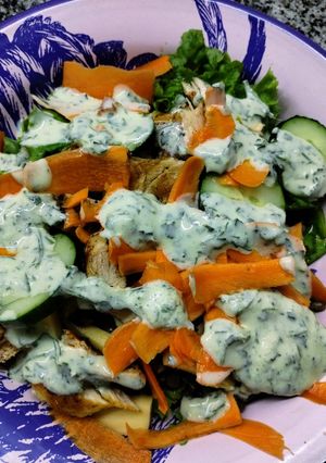 Una foto de Ensalada de pollo con aderezo de yogurt 🥗