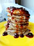 Mini pancakes cu semințe chia și dulceață de căpșuni
