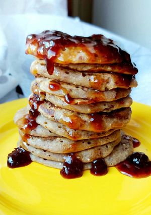O poză a rețetei Mini pancakes cu semințe chia și dulceață de căpșuni.