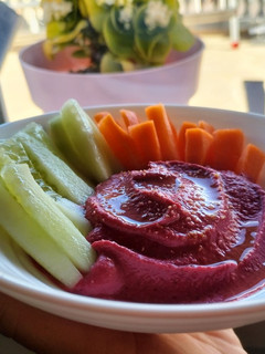 Una foto de Hummus de Remolacha