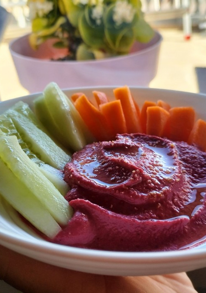 Una foto de Hummus de Remolacha