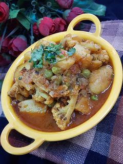 गोभी, आलू और मटर की सब्जी (gobi aloo aur matar ki sabzi recipe in Hindi) रेसिपी मुख्य फोटो