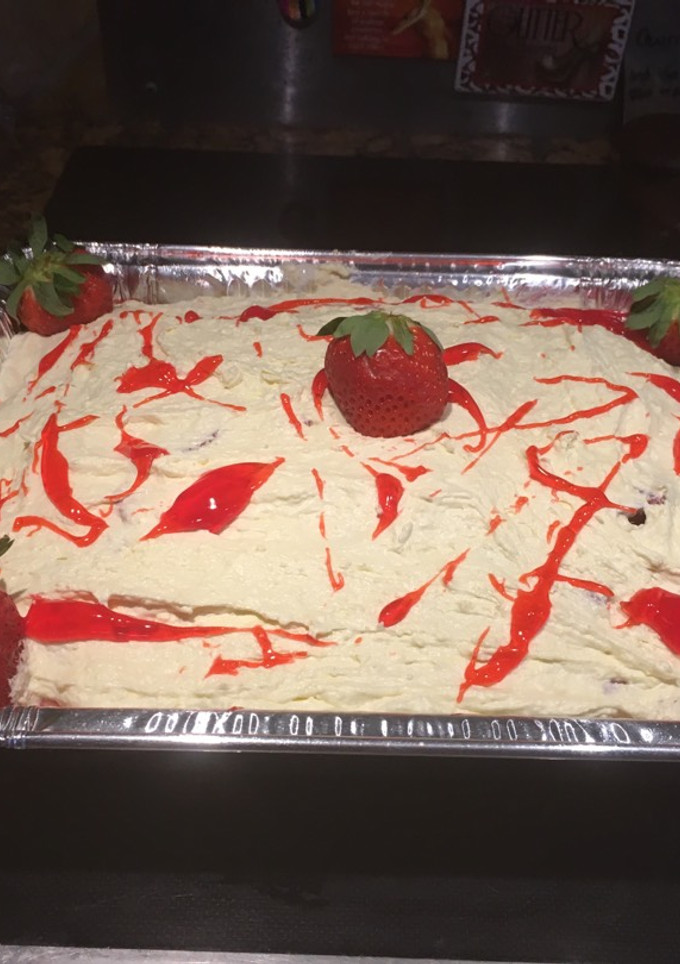 A picture of Strawberry Poke Cake😍.