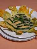 Ravioli bi-color con ripieno di ricotta e mentuccia su letto di