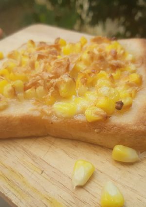 รูปของ ขนมปังข้าวโพดย่างเนย Toast with Corn and Butter
