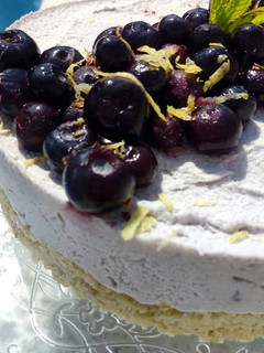 Una foto de Cheesecake crudivegana de coco y frutos rojos
