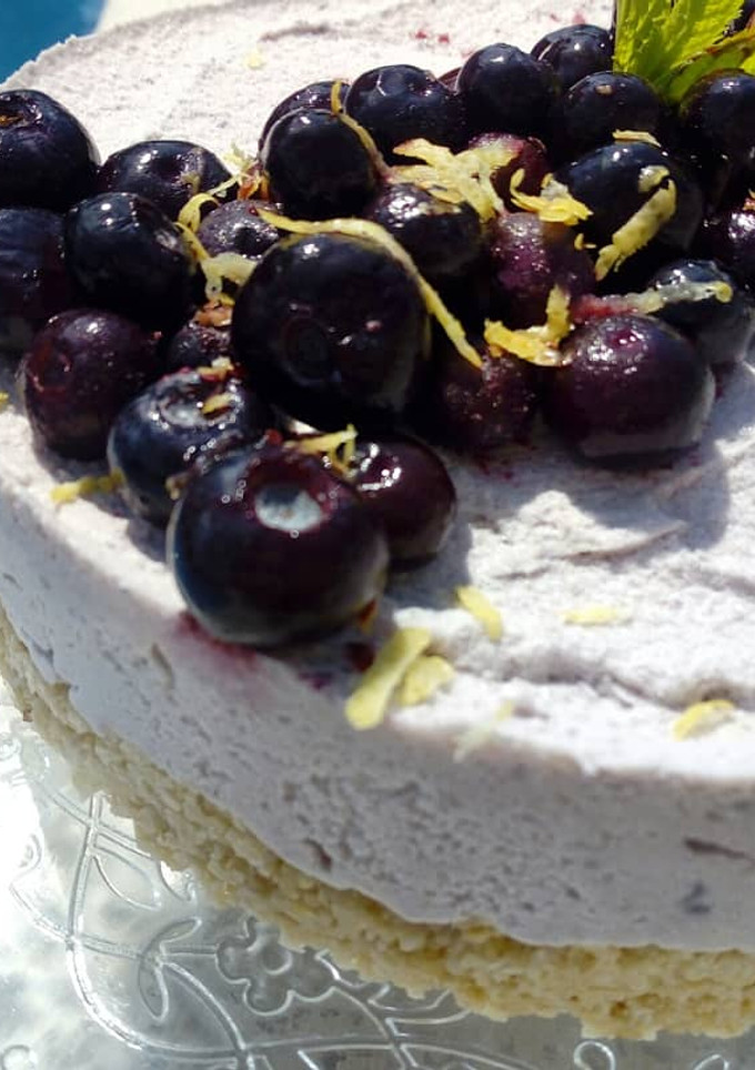 Una foto de Cheesecake crudivegana de coco y frutos rojos