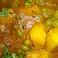 A picture of Aaloo matar.