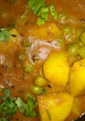 A picture of Aaloo matar.