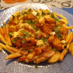 A picture of Butter Chicken Poutine.