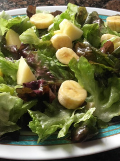 Una foto de Ensalada de hoja de roble, y fruta