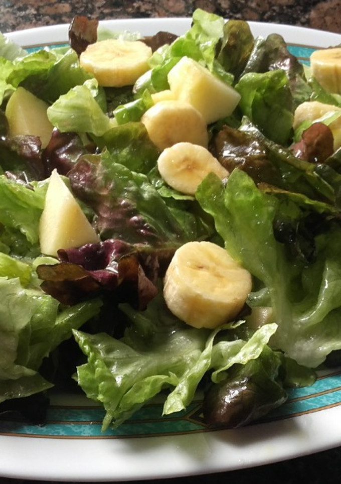 Una foto de Ensalada de hoja de roble, y fruta