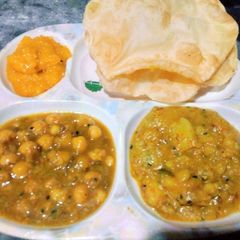 A picture of Kachori Bhaji.