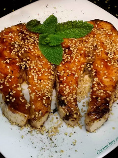 Una foto de Salmón a la plancha con salsa Teriyaki y sésamo tostado 😋