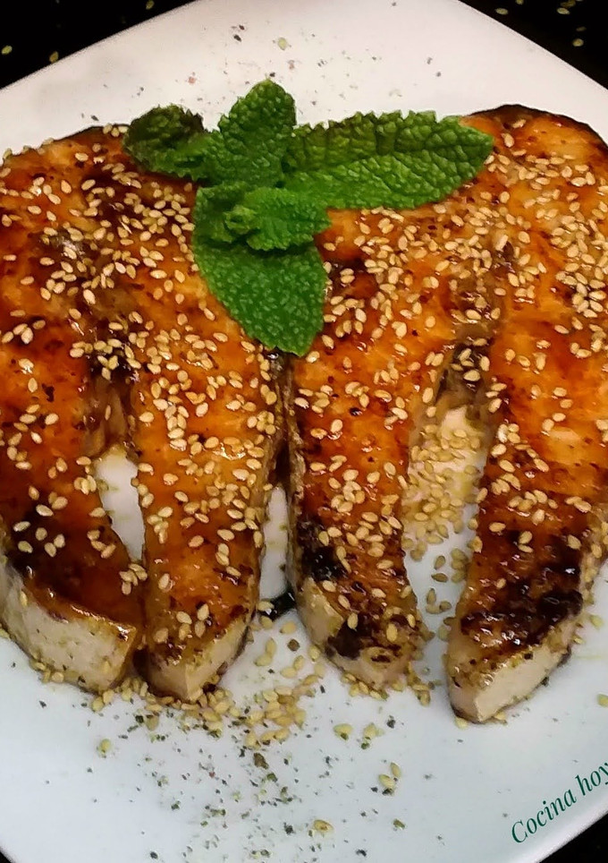 Una foto de Salmón a la plancha con salsa Teriyaki y sésamo tostado 😋