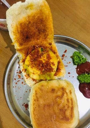 વડાપાવ (Vada Pav Recipe In Gujarati) રેસીપી મુખ્ય ફોટો