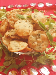 मेथी पुरी (methi puri recipe in marathi) रेसिपी चे मुख्य फोटो