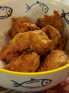 A picture of Chicken pakoras (fried chicken bites).
