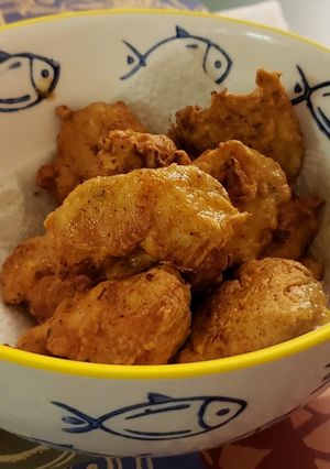A picture of Chicken pakoras (fried chicken bites).