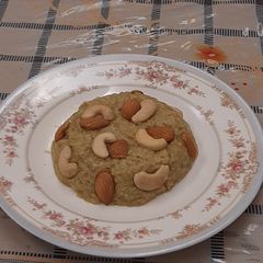 A picture of Bottle gourd halwa with nuts and saffron.
