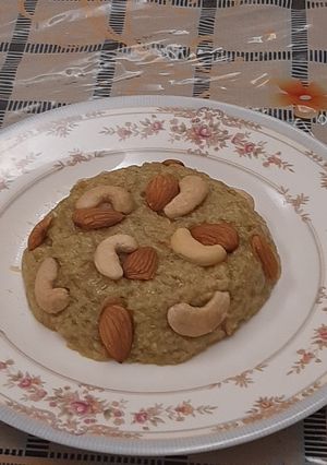 A picture of Bottle gourd halwa with nuts and saffron.