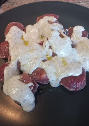 Una foto de Raviolis de pollo con masa de remolacha y salsa trufada