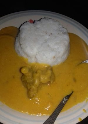 A picture of Tuwoshinkafa and beans soup. (Gbegiri soup).