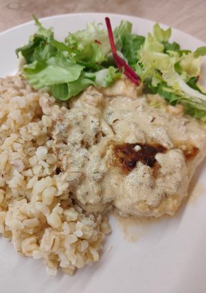 Csirkemell tejfölös szószban recept fotója
