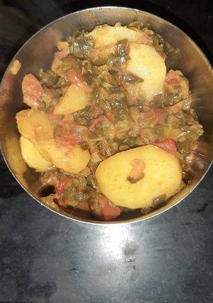 हरे प्याज़ और आलू की सब्जी (hare pyaz aur aloo ki sabzi recipe in Hindi) रेसिपी मुख्य फोटो