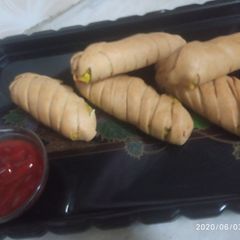 A picture of Baked vada pav rolls.