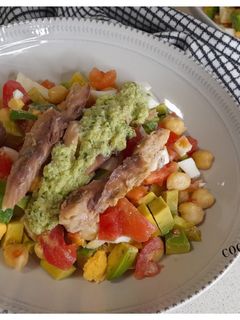 Una foto de Ensalada de garbanzos y aguacate