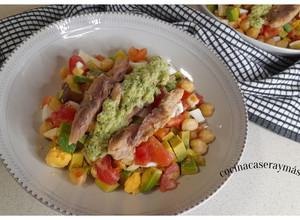 Foto principal de Ensalada de garbanzos y aguacate