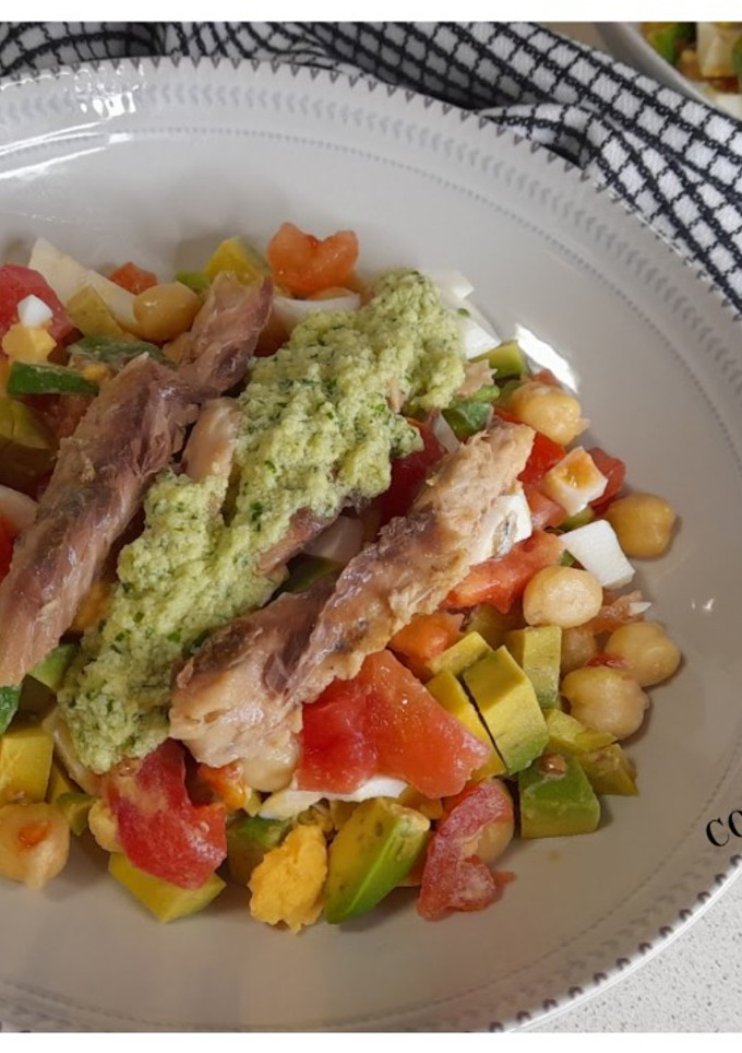 Una foto de Ensalada de garbanzos y aguacate